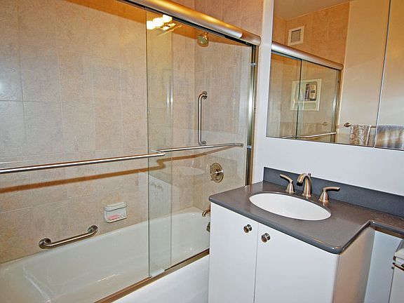 4th image of 26910 Grand Central Pkwy APT 20L