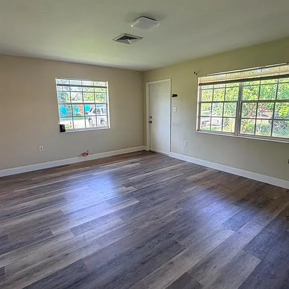 3080 Linwood Ave — Photo 3