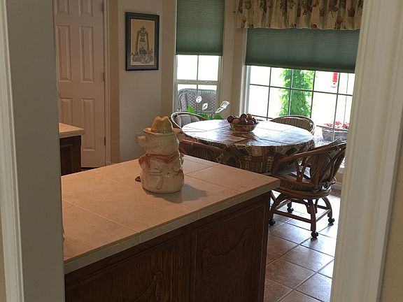 Kitchen/breakfast nook