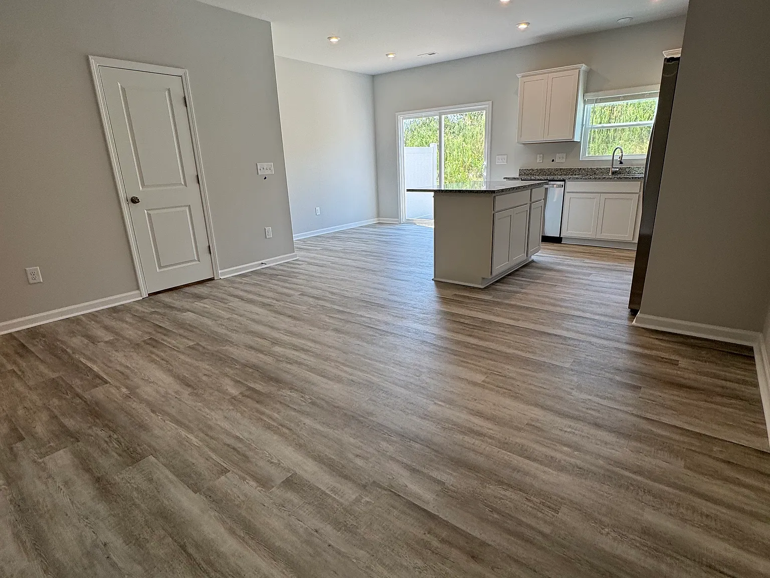 3 bed, 2.5 bath, 1470 sqft, $1,900 — Photo 2