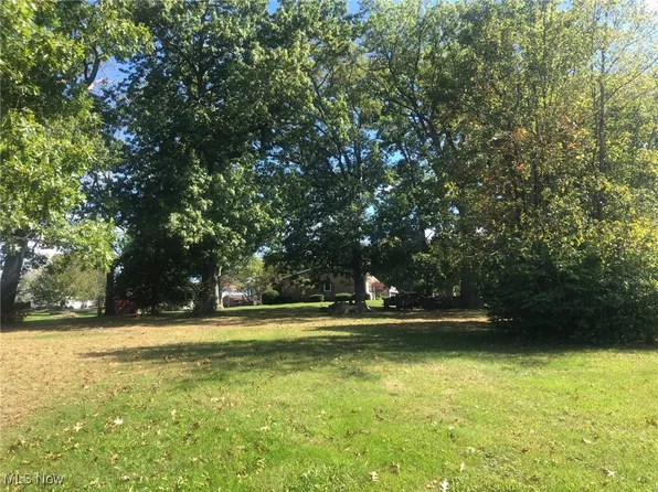 Melrose Cir NE, Bolivar, OH 44612