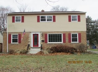 906 S Gables Blvd, Wheaton, IL 60189