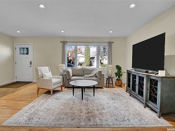 3rd image of 226 Charlebois Cres