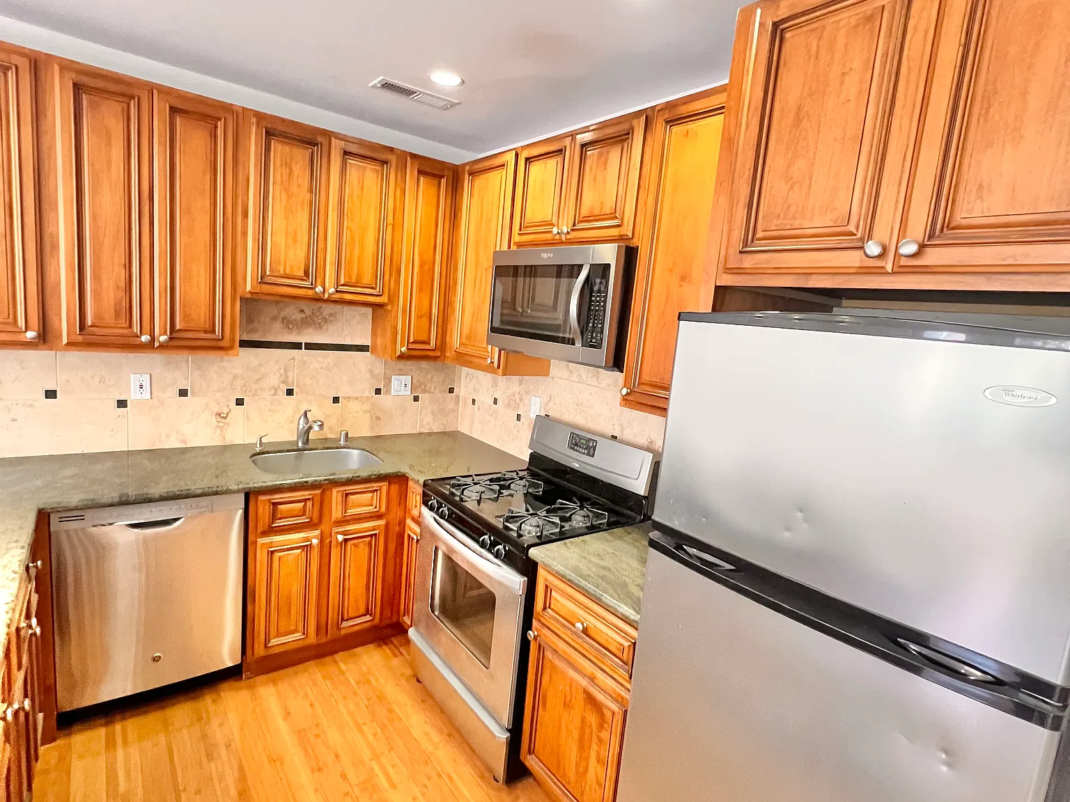 1 bed, 600 sqft, $4,275 — Photo 4