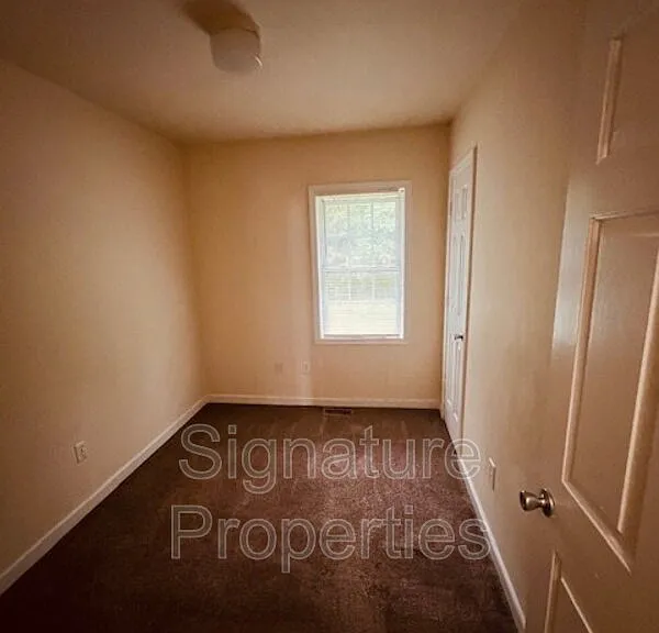 555 Fairfax Ave #C — Photo 24