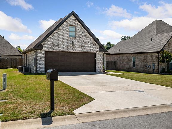 3rd image of 924 Sandra Ln