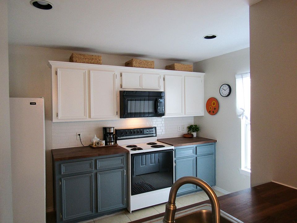 1st image of 2706 Woodridge Manor Dr