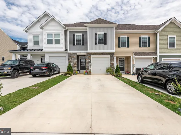223 Charterhouse St, Falling Waters, WV 25419
