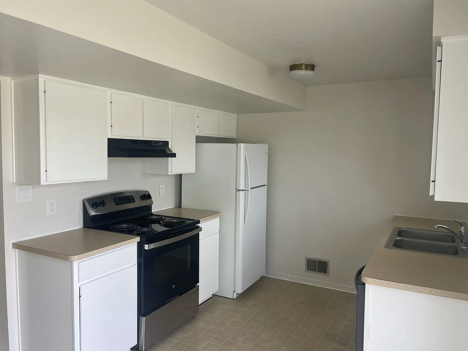 2 Bedroom Kaysville Duplex! — Photo 3