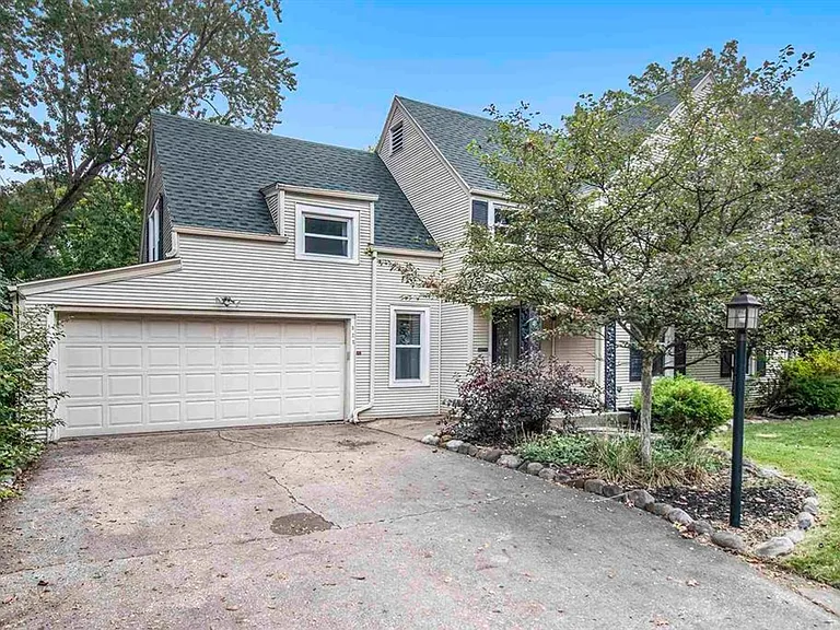 322 S Twyckenham Dr — Photo 2