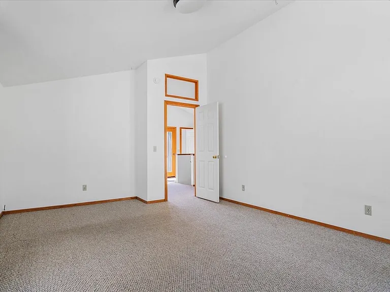 561 Luneta Dr — Photo 6