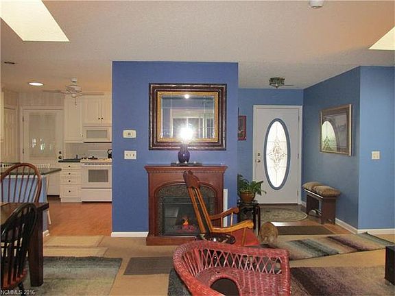 4th image of 828 Sandburg Ter