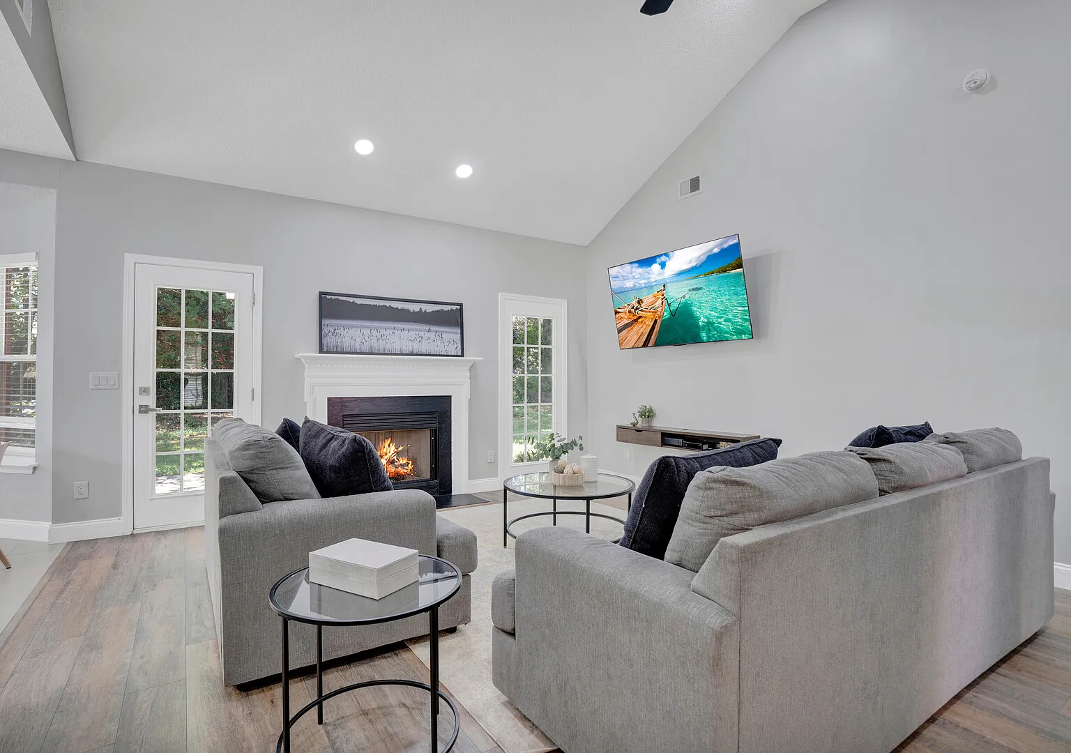Modern And Updated 3br Fully Furnished Home In Quiet Neighborhood — Photo 1