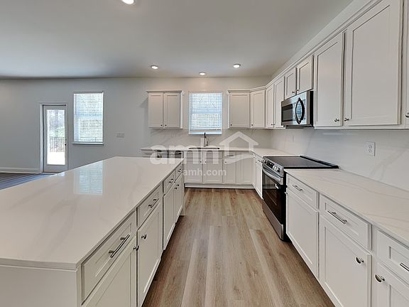 3rd image of 310 Hickory Pointe Loop
