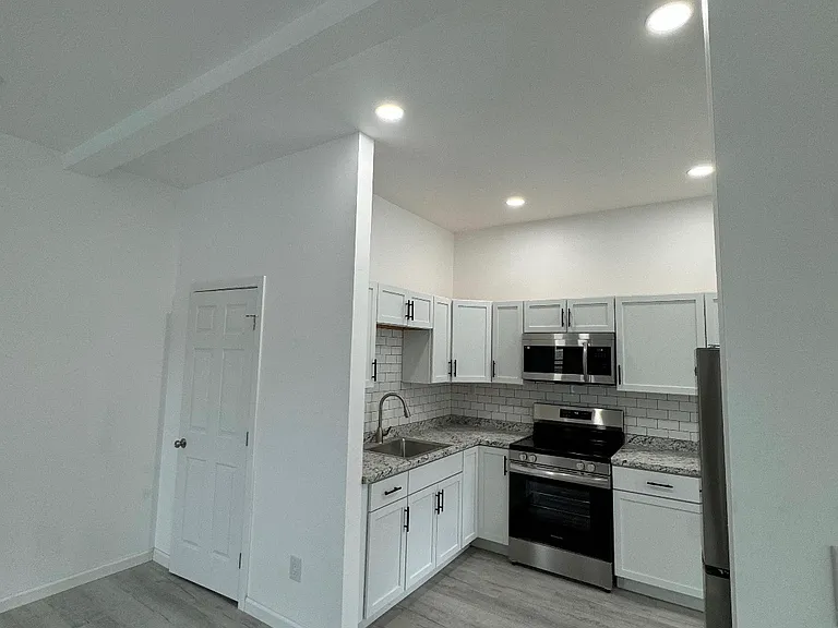 547 N 8th St #2 — Photo 2