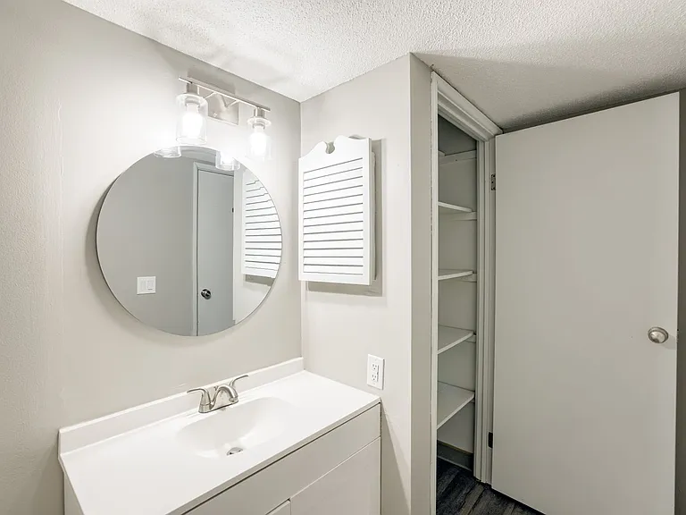 Meadowlark Apts — Photo 12