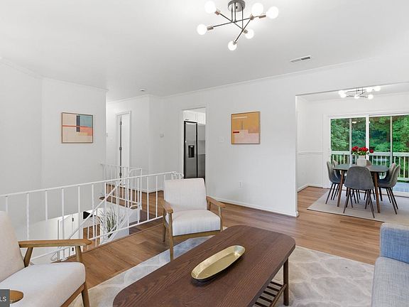 3rd image of 9716 Franklin Ave