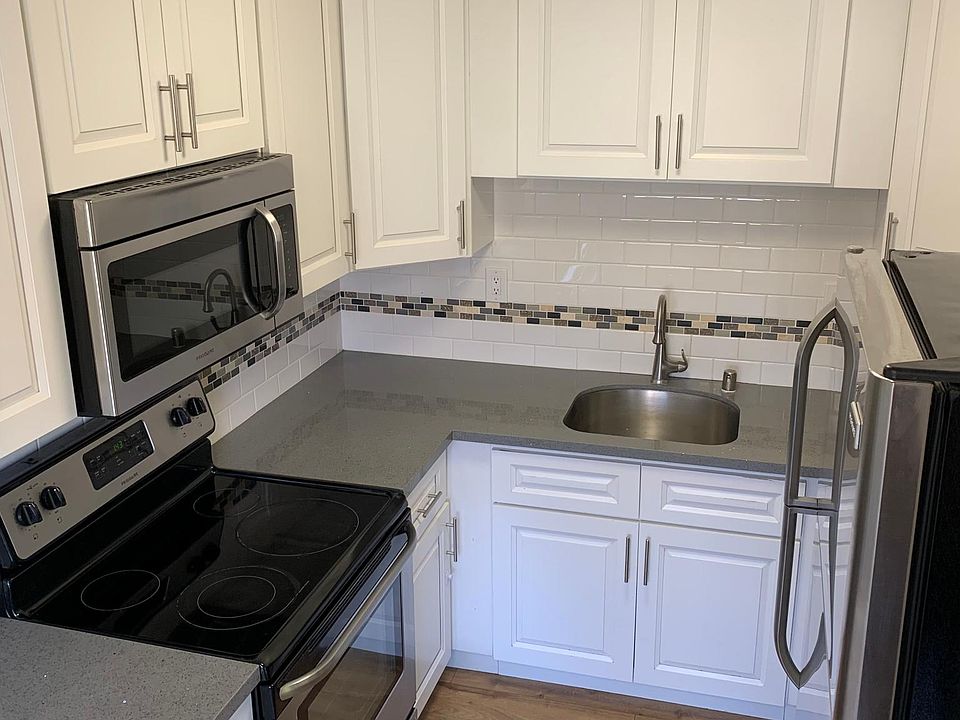 Quartz countertops and plenty of storage