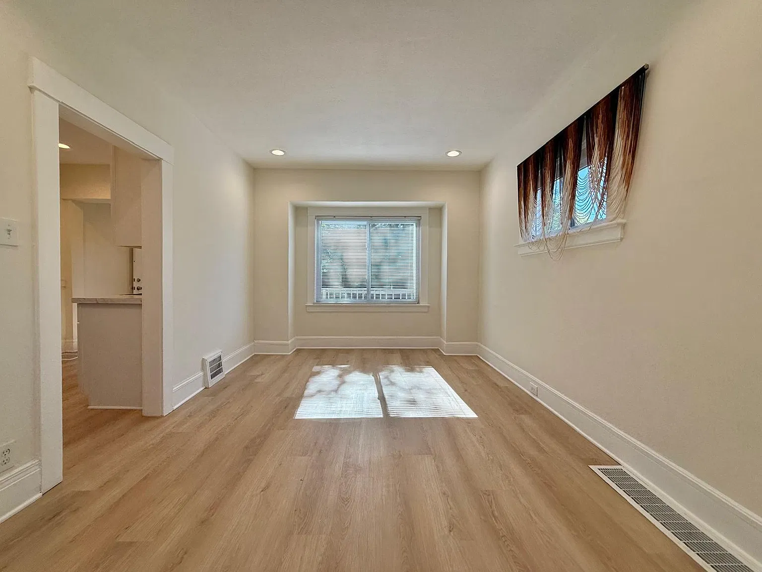 3 bed, 1233 sqft, $2,275 — Photo 4