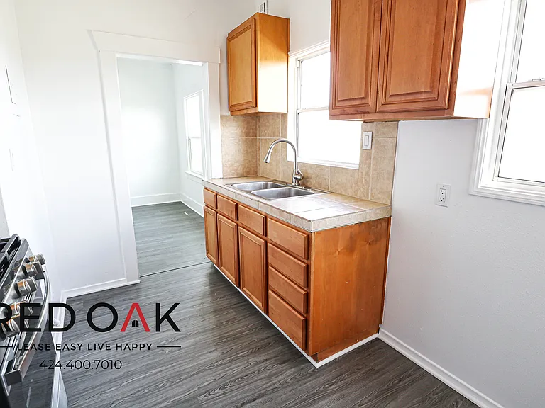 527 W 15th St #24 — Photo 8