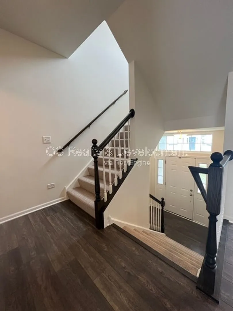 3 bed, 2.5 bath, 1910 sqft, $3,195 — Photo 4