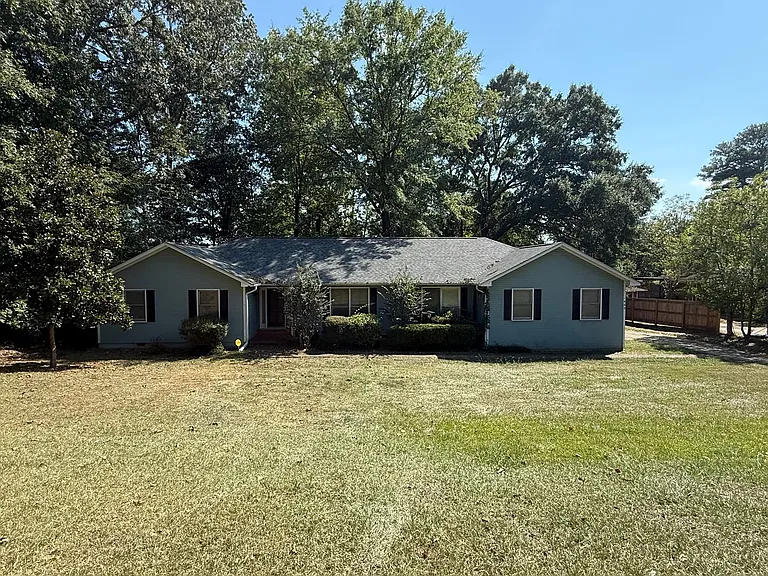 1402 Northgate Dr — Photo 2