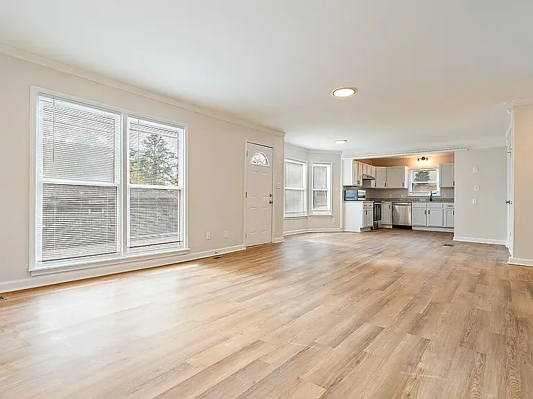 4 bed, 2.5 bath, 2530 sqft, $2,500 — Photo 4