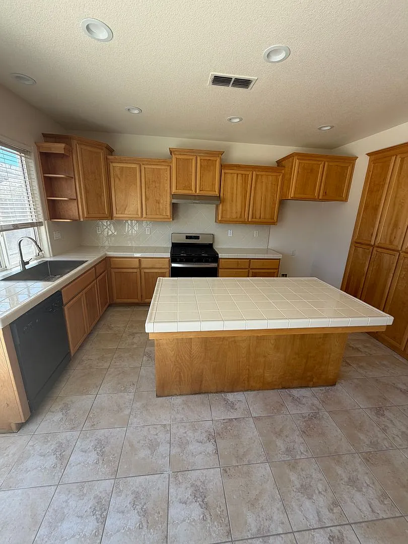 2 bedroom 2 bath 2-story home — Photo 2