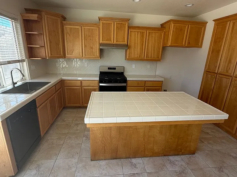 702 Chandon Dr — Photo 2