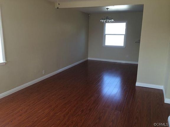 4th image of 719 E 104th St