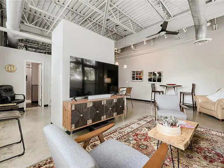 5200 Peachtree Rd #3208 — Photo 4