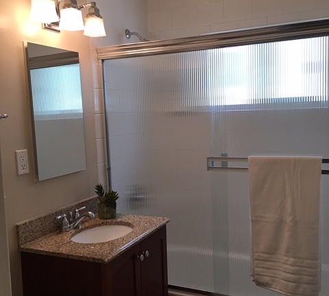 Large bathroom with bathtub/shower