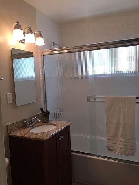Large bathroom with bathtub/shower