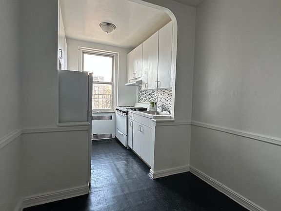 3rd image of 11840 Metropolitan Ave APT 6D