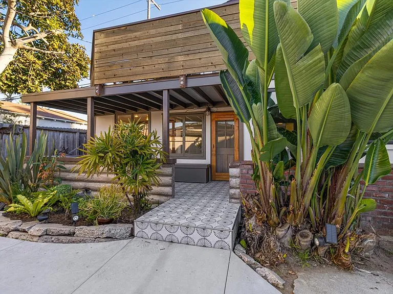 1252 Glenneyre St — Photo 4
