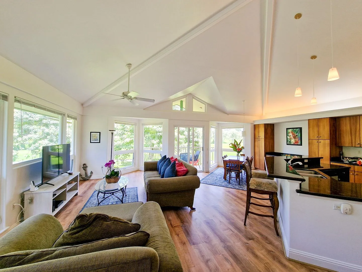 3 bed, 3.0 bath, 2000 sqft, $5,500 — Photo 4