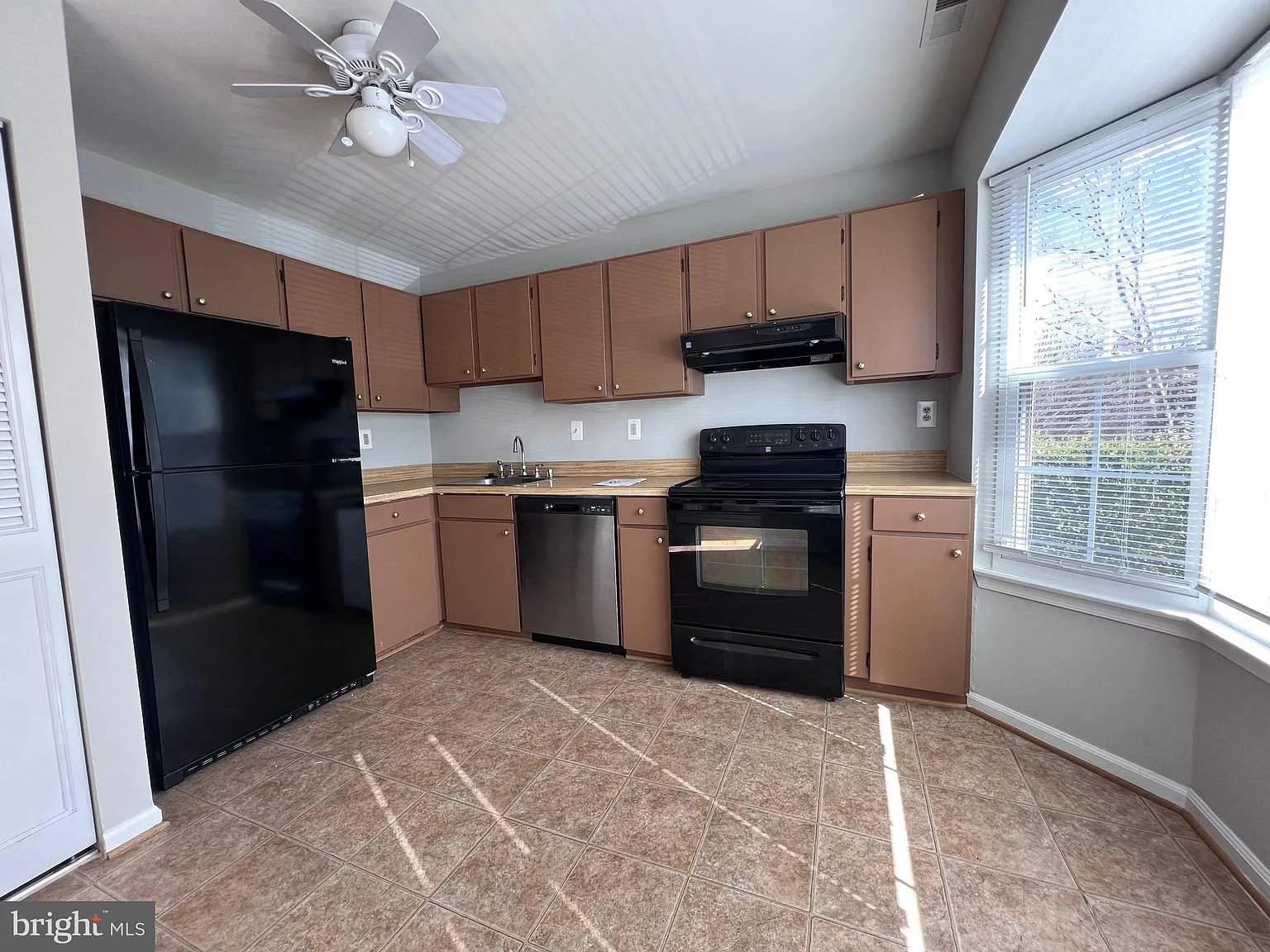 2 bed, 1.5 bath, 1294 sqft, $2,300 — Photo 4