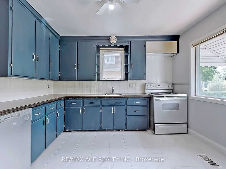 112 Bridge St W — Photo 10