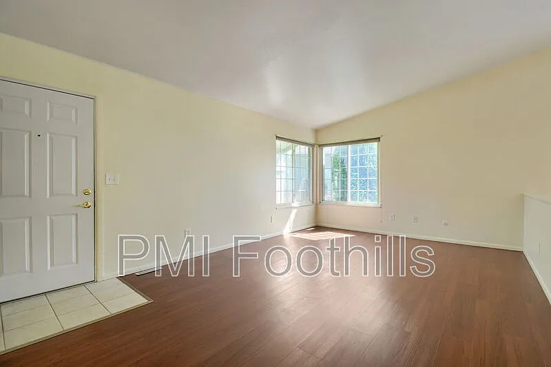 3 bed, 2.0 bath, 1139 sqft, $2,332 — Photo 2