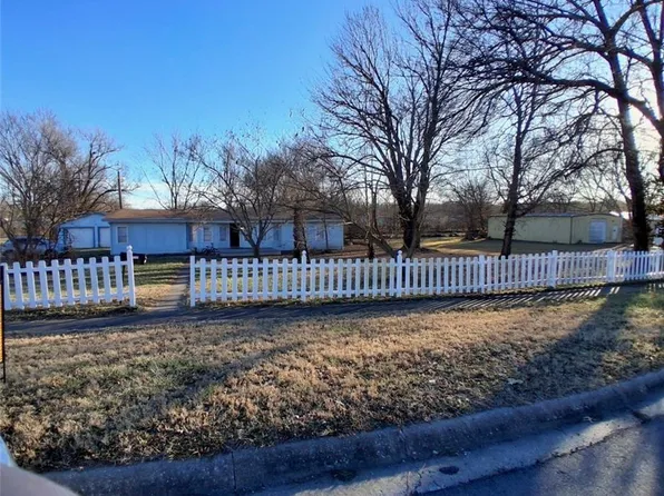 1103 Chestnut St, Osawatomie, KS 66064