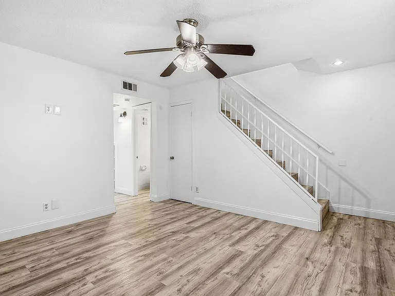 2729 Hurstview Dr — Photo 4