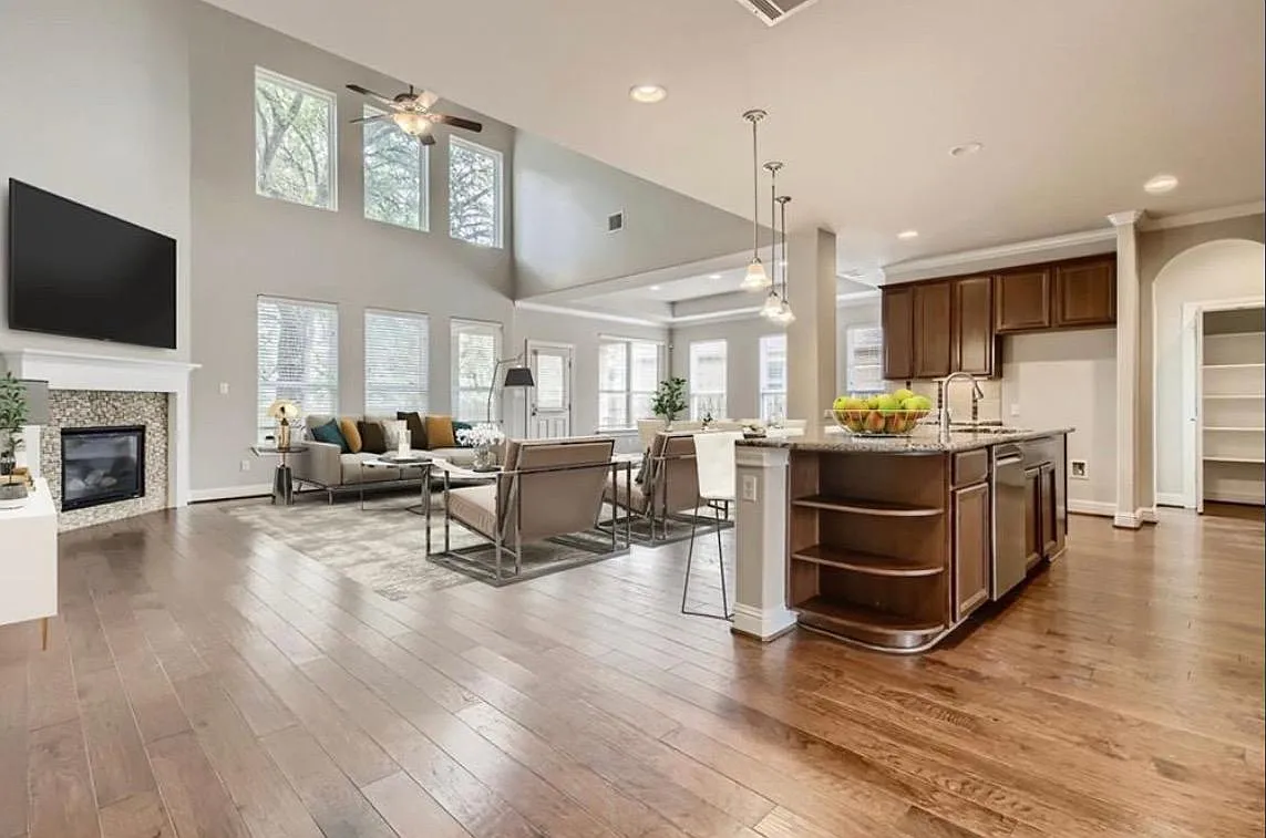 8715 Vantage Point Dr — Photo 4