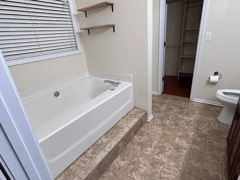 325 London Ln — Photo 14