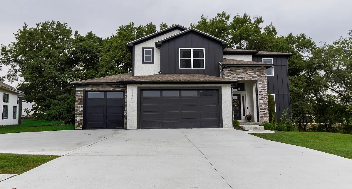 5 bed, 3000 sqft, $2,950 — Photo 1