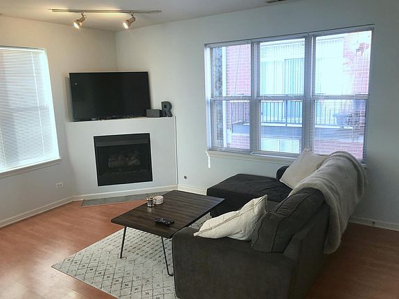 ROOMY Living Room - Gleaming Laminate Flooring!
