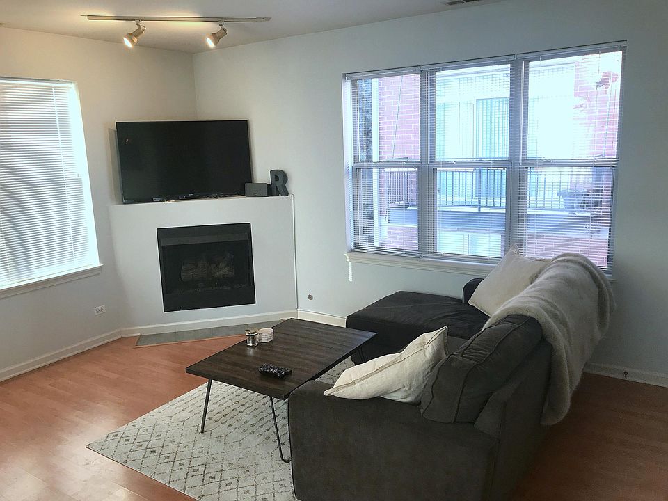 ROOMY Living Room - Gleaming Laminate Flooring!