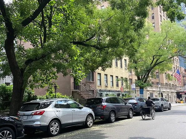 342 W 48th St APT 1FE, Manhattan, NY 10036