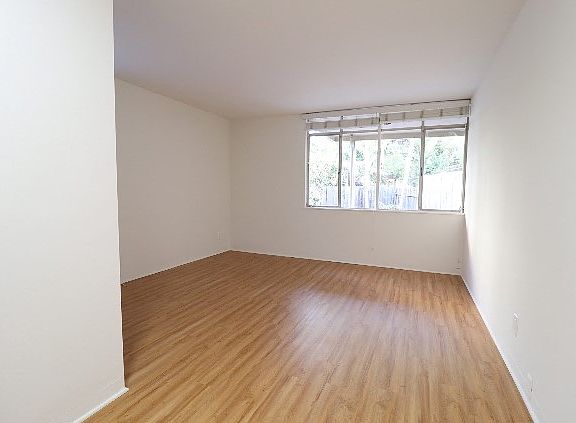 5th image of 123 E Micheltorena St #3