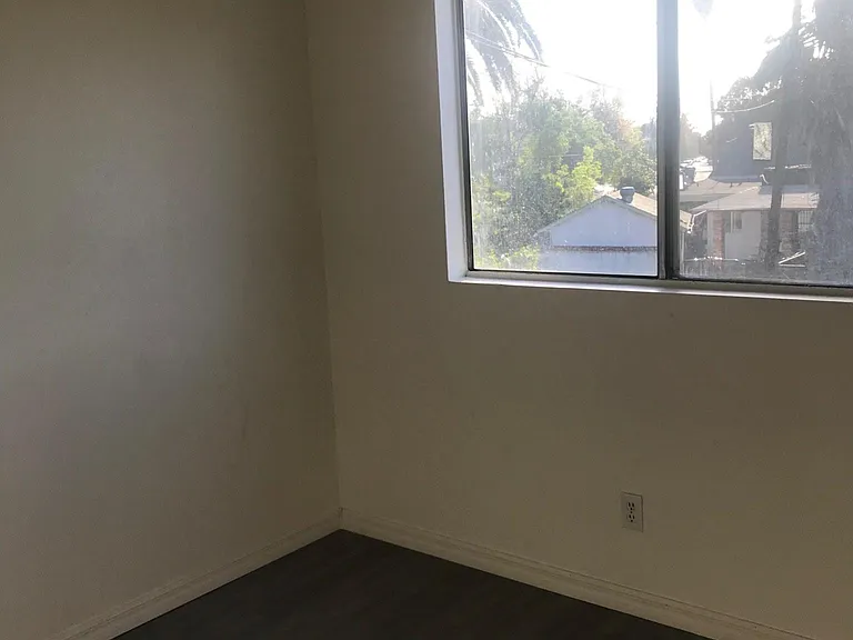 2441 S Orange Dr — Photo 16