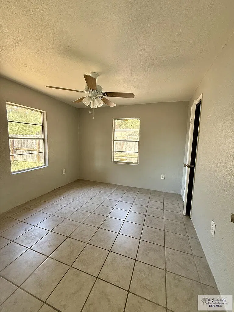 3 bed, 1.0 bath, 1026 sqft, $1,200 — Photo 4